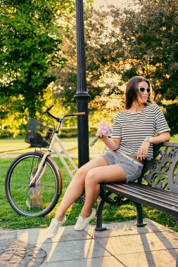 Esmer erkek çiçek buketi tutar