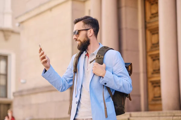 Eleganta skäggig man med smartphone — Stockfoto