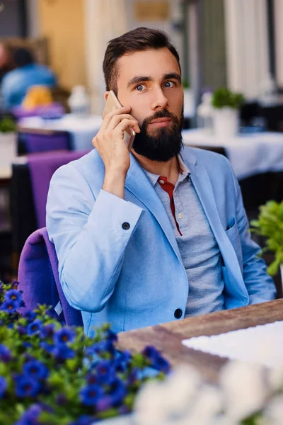 Elegante hombre barbudo en un café —  Fotos de Stock