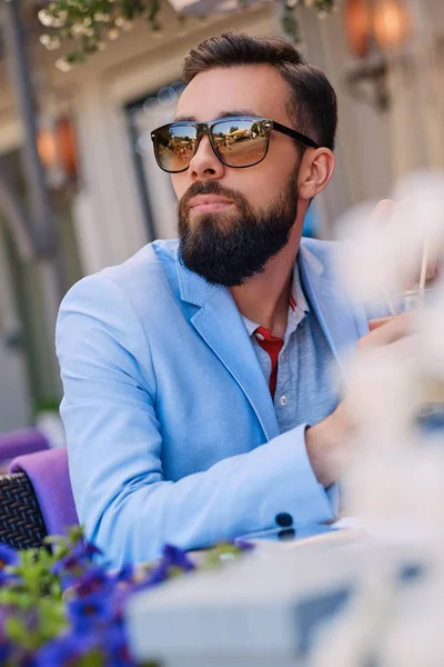 Bearded male drinks juice — Stock Photo, Image