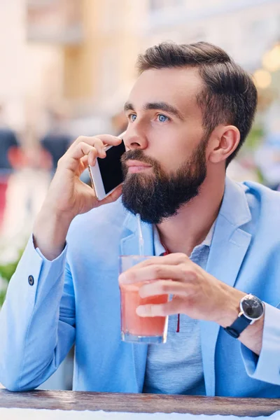 Retrato del hombre barbudo usando smartphone . —  Fotos de Stock