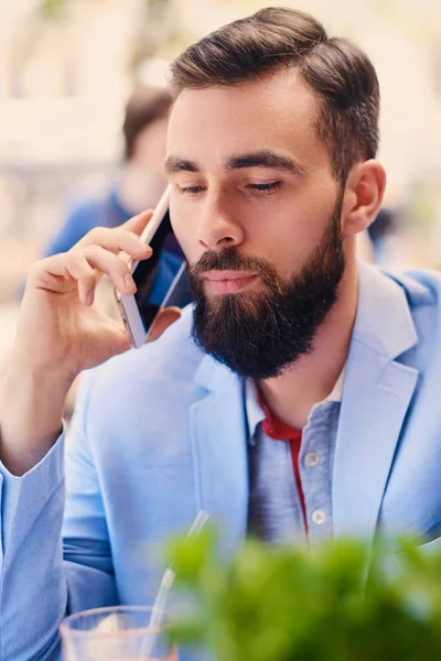 El hombre a la moda barbudo en una chaqueta azul —  Fotos de Stock