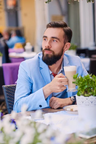 ひげを生やした男性飲み物コーヒー — ストック写真