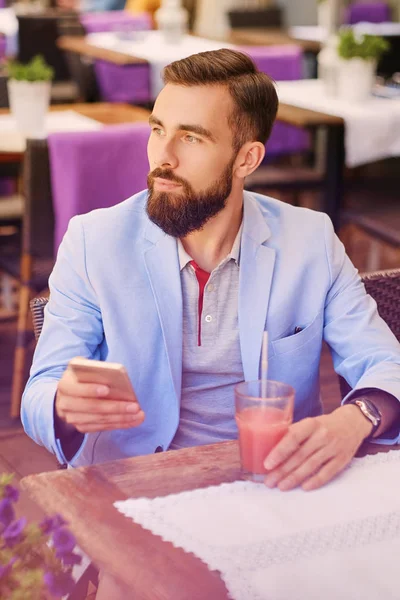 Κομψό γενειοφόρος άνδρας, χρησιμοποιώντας το smartphone. — Φωτογραφία Αρχείου