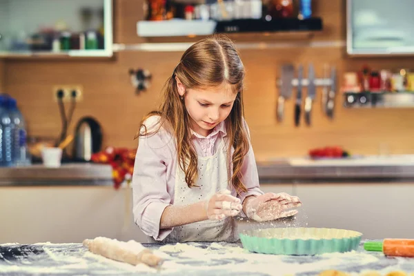 Mädchen kocht Teig in der Küche. — Stockfoto