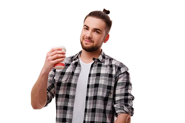 Homme tient tasse de café en papier chaud — Photo