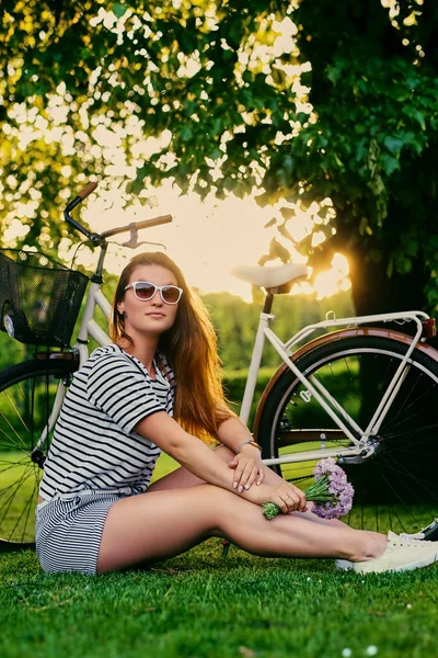 Portret van brunette vrouw in een zonnige park — Stockfoto