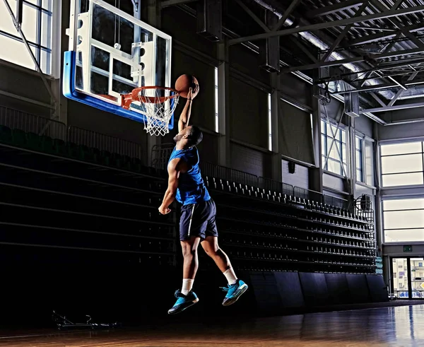 Jogador de basquete em ação — Fotografia de Stock