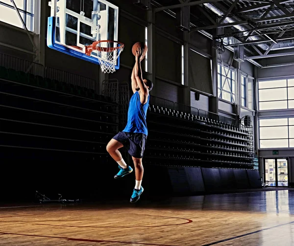 Professionell basketspelare på en basketplan — Stockfoto
