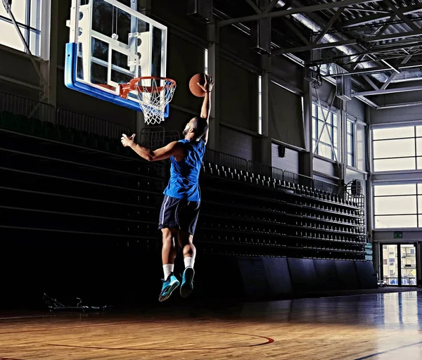 Giocatore di basket in azione su un campo da basket — Foto Stock