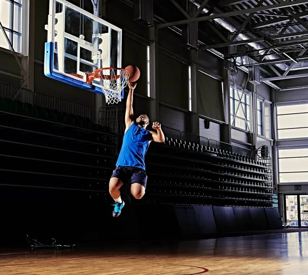 Basketballspieler in Aktion auf einem Basketballfeld — Stockfoto