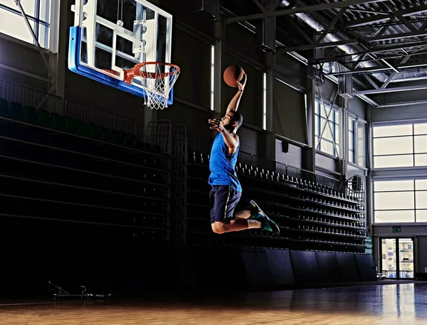 Jogador de basquete profissional preto — Fotografia de Stock