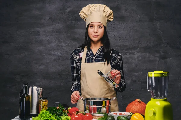 Cozinheiro feminino na mesa — Fotografia de Stock