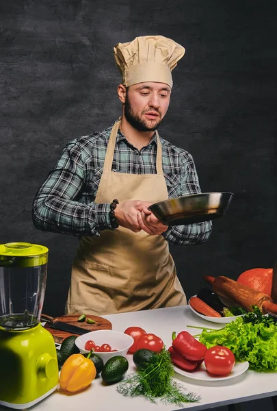 Chef maschile che prepara i pasti — Foto Stock