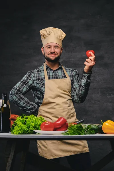 Zabawny kucharz mężczyzna z warzywami — Zdjęcie stockowe
