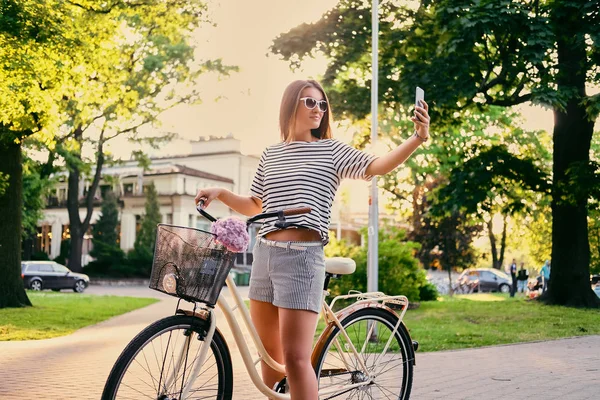 Esmer kadın yapım selfie