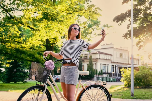 Esmer kadın yapım selfie