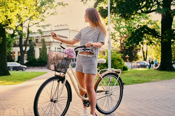 Esmer kadın yapım selfie