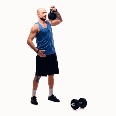 Kettlebell ile egzersiz yapıyor atletik erkek