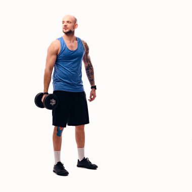 Traş baş erkek dumbbell tutar