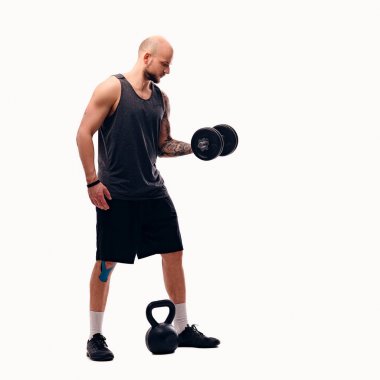 Atletik erkek dumbbell tutar