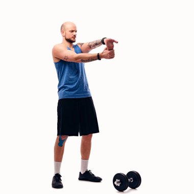 Traş baş atletik erkek ısıtır.