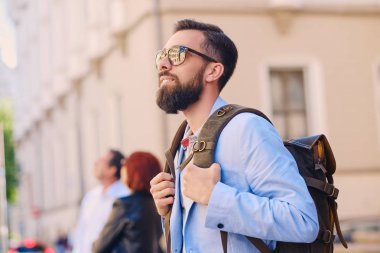 Bir sırt çantası ile kentsel Gezgin