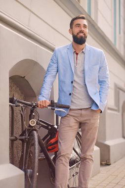 Adamın yanına retro Bisiklet 