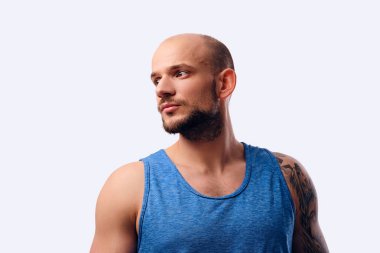 kaslı adam çapraz kolları olan 