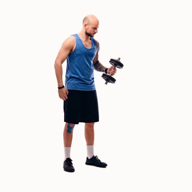 Atletik erkek dumbbell tutar