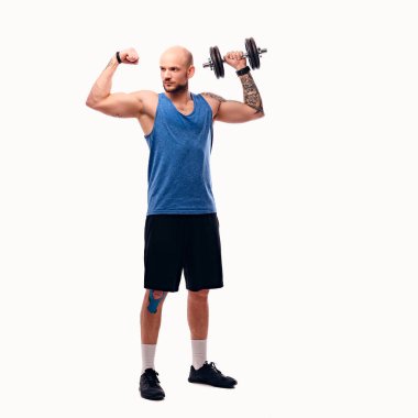 Atletik erkek dumbbell tutar