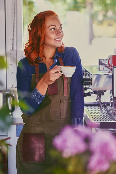 Küçük bir kafede kadın barista