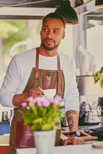 Siyah kahve satıcı sakallı 