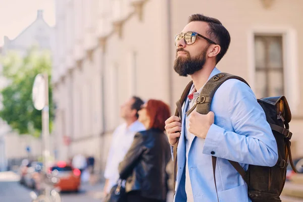 Viajante urbano com mochila — Fotografia de Stock