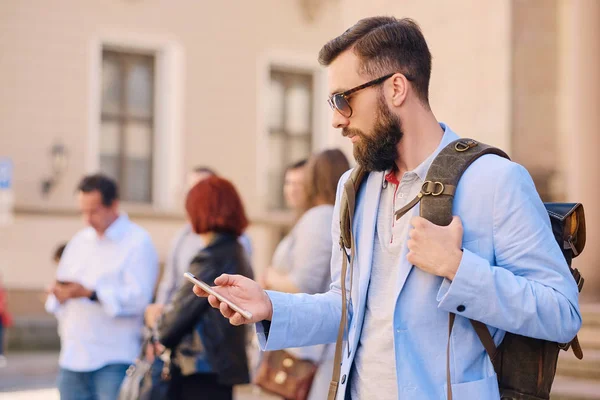 Міський мандрівник бородатий чоловік з рюкзаком — стокове фото