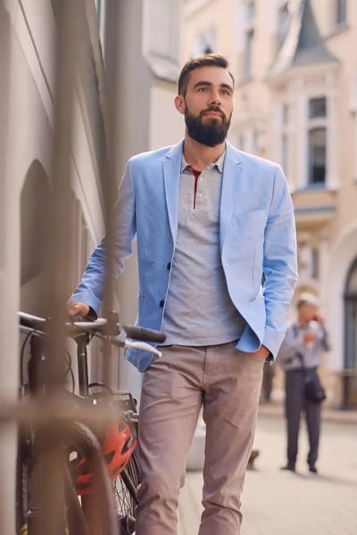 Retrato de hombre barbudo elegante —  Fotos de Stock