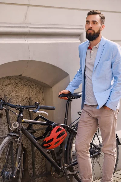 Zarif sakallı adam portresi