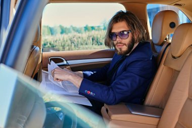 Adam kağıt belgeleriyle çalışma