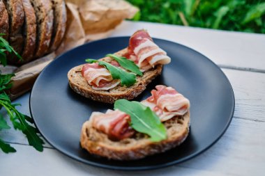 Jambon ve otlar ile sandviç