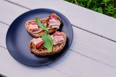 Jambon ve otlar ile sandviç