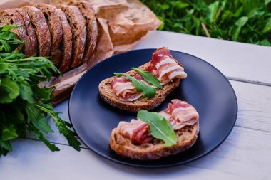 Jambon ve otlar ile sandviç