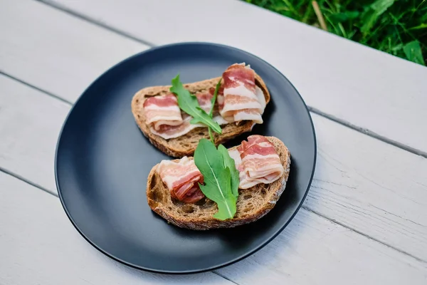 Sandwiches met ham en kruiden — Stockfoto