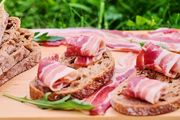 Broodjes met gourmet vlees — Stockfoto