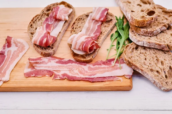 Brood met gourmet vlees op Bureau — Stockfoto