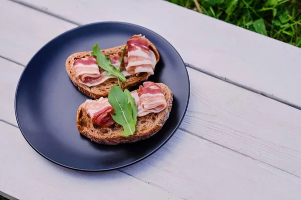 Jambon ve otlar ile sandviç