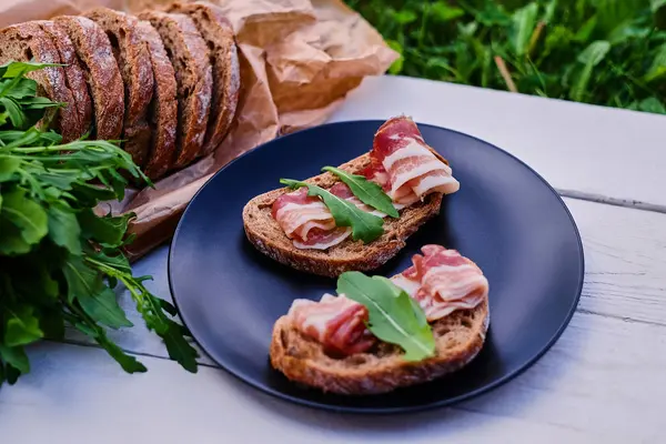 Jambon ve otlar ile sandviç