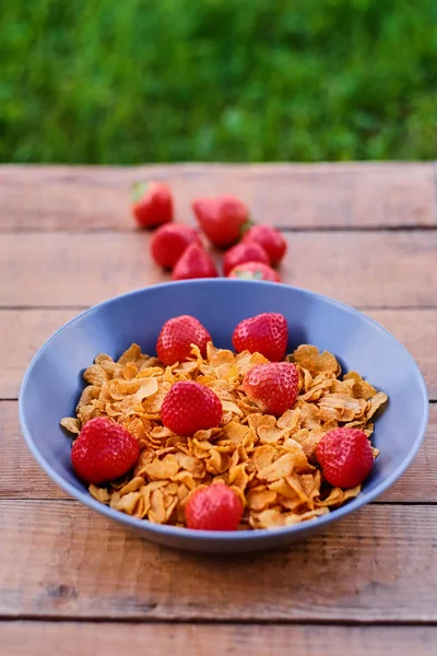 Delicious strawberries with corn flakes — Stock Photo, Image