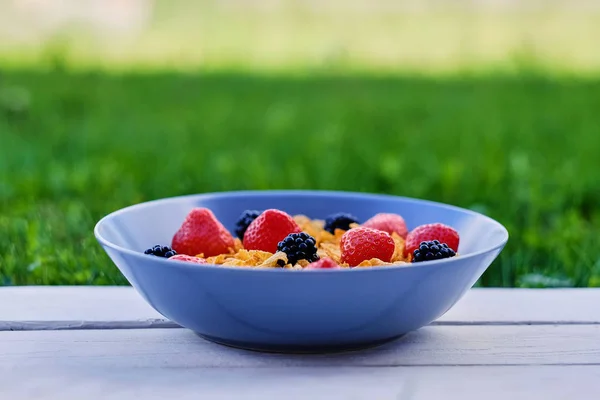 Corn flakes on a strawberries and blackberries — Stock Photo, Image