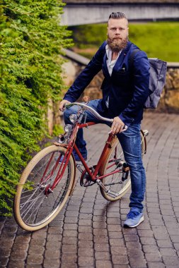 Sakallı erkek mavi ceket ve Bisiklet