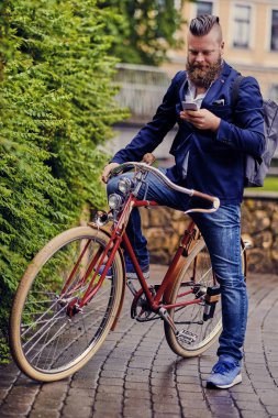 Bir parkta rahat sakallı adam